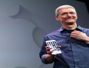 Apple: «Χρυσάφι» στα πόδια του CEO με τη μορφή μπόνους